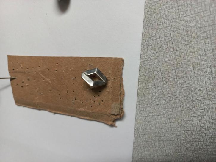 Een unieke vonds,pinneke van"Renauld"., Verzamelen, Speldjes, Pins en Buttons, Zo goed als nieuw, Ophalen of Verzenden