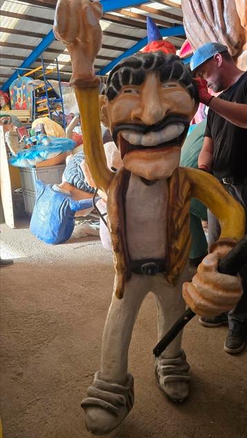 Verschillende carnavalskoppen en poppen te koop beschikbaar voor biedingen