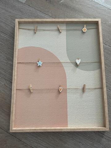 Decoratief memobord met knijpertjes beschikbaar voor biedingen