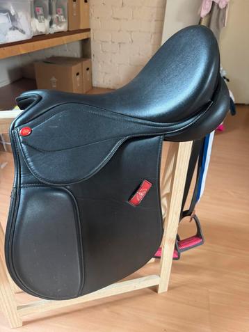 Te koop 2 zadels, Wintec dressuur en Knicht Rider beschikbaar voor biedingen
