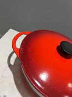 Cousances (Le Creuset) 26 cm kersenrood in goede staat, Huis en Inrichting, Keuken | Potten en Pannen, Gietijzer, Ophalen of Verzenden