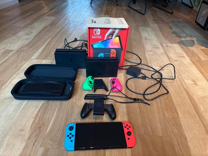 Nintendo Switch OLED - 2 Docks, 4 Controllers!, Spelcomputers en Games, Games | Nintendo Switch, Zo goed als nieuw, Overige genres