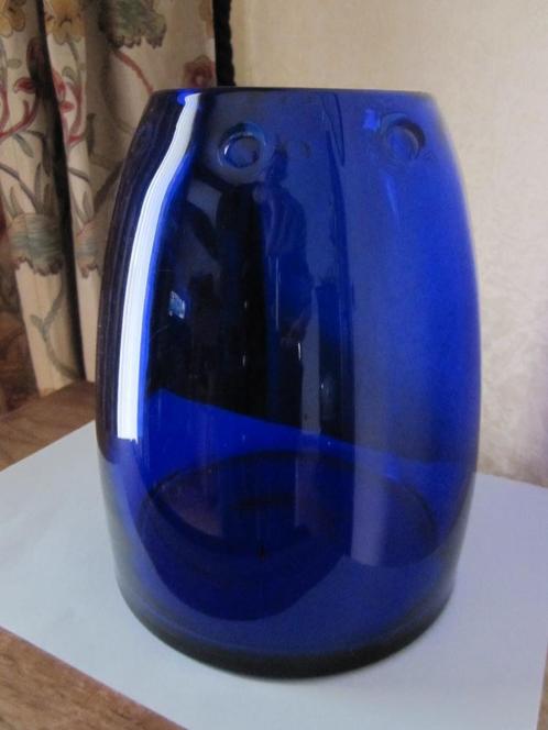 Prachtige mondgeblazen dikwandige kobalt blauwe glas vaas, Antiek en Kunst, Antiek | Vazen, Verzenden