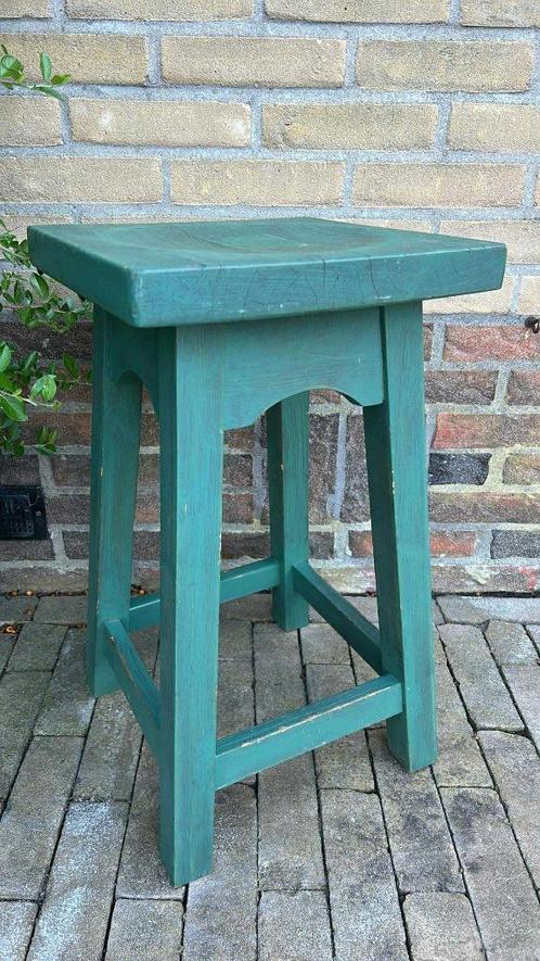 Groene houten kruk – oud & stoer, Huis en Inrichting, Krukjes, Zo goed als nieuw, Hout, Ophalen