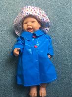 Leuke mooie baby pop met regenjas en hoedje, Ophalen of Verzenden, Zo goed als nieuw, Babypop