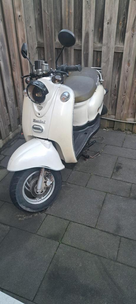 Defecte scooter - gratis af te halen, Fietsen en Brommers, Snorfietsen en Snorscooters, Gebruikt, Overige merken, Benzine, Ophalen of Verzenden