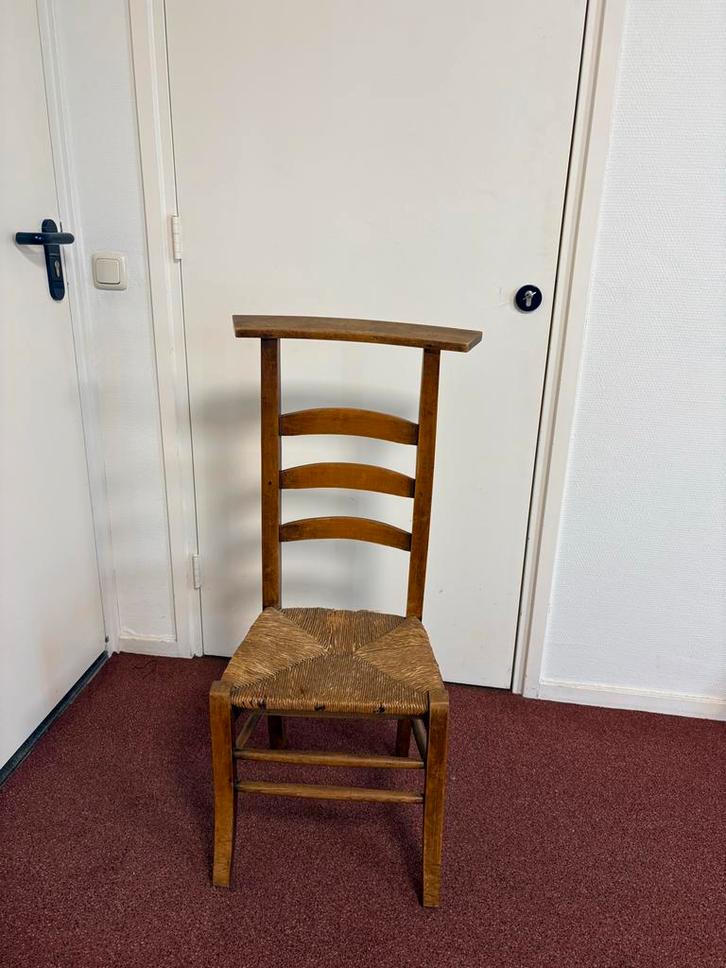 Bidstoeltje met rieten zitting, Huis en Inrichting, Stoelen, Gebruikt, Eén, Hout, Bruin, Ophalen