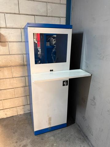 Computer kast beschikbaar voor biedingen