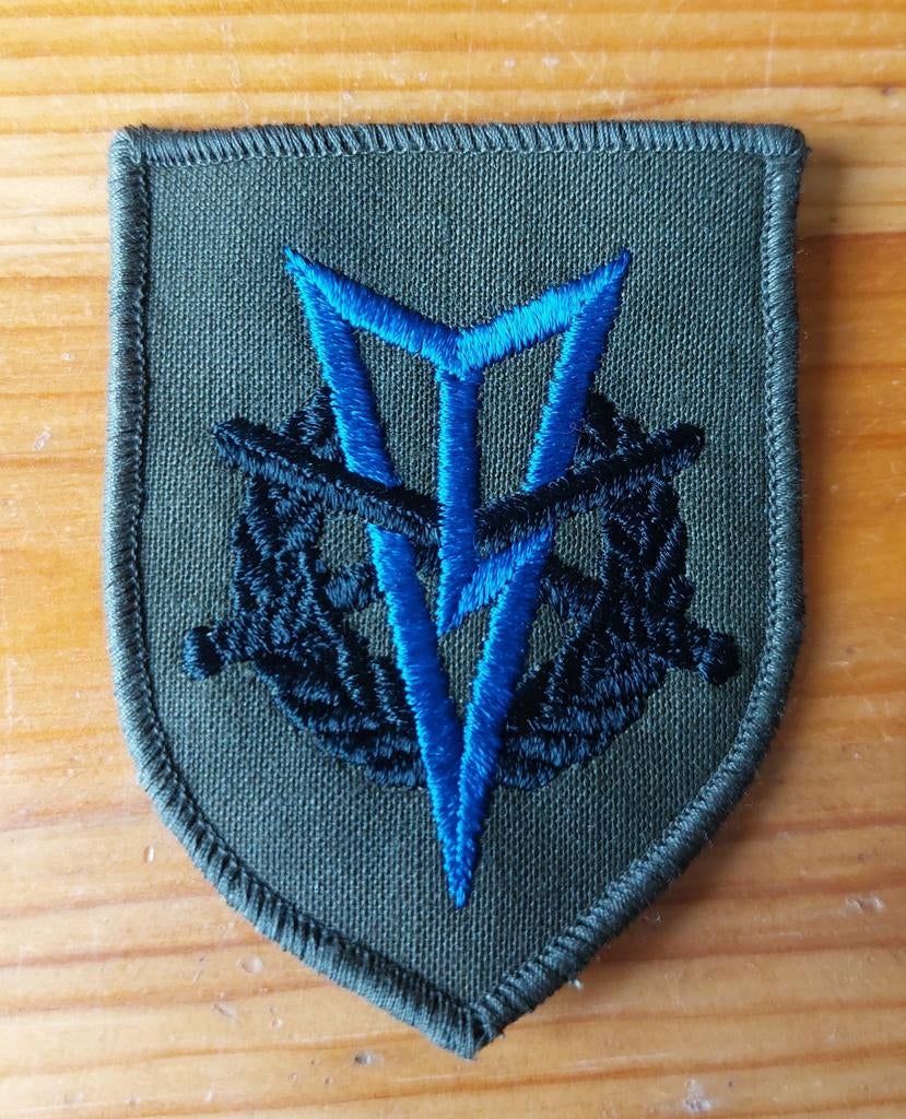 MLV borstembleem blauw/zwart, Ophalen of Verzenden, Landmacht, Nederland, Embleem of Badge
