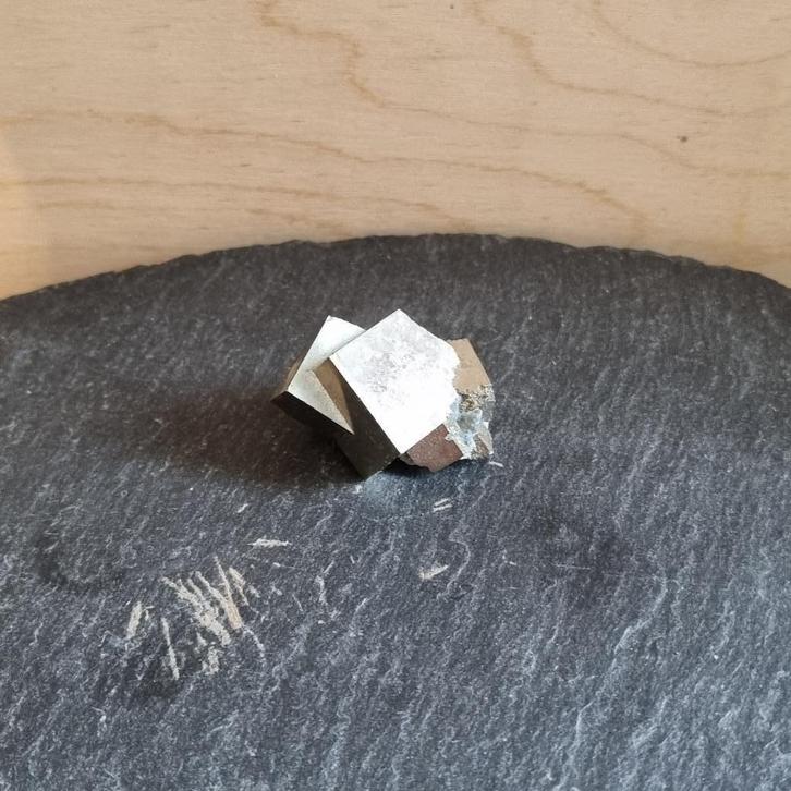 Pyriet, Verzamelen, Mineralen en Fossielen, Mineraal, Ophalen of Verzenden