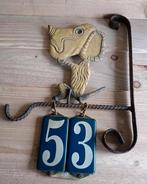 Emaille met metaal huisnummer bord met muurplaat, Antiek en Kunst, Antiek | Emaille, Ophalen of Verzenden