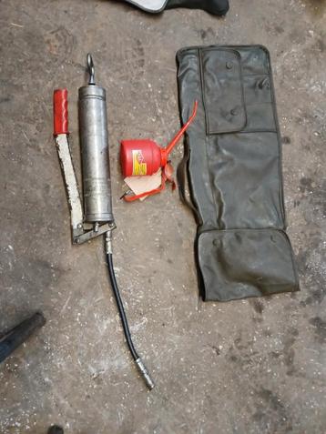 Vetspuit met vetpatroon, tas + gratis oliespuit beschikbaar voor biedingen