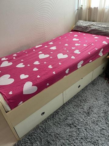 Bed met lades  incl elektrische lattenbodem 90X200 beschikbaar voor biedingen