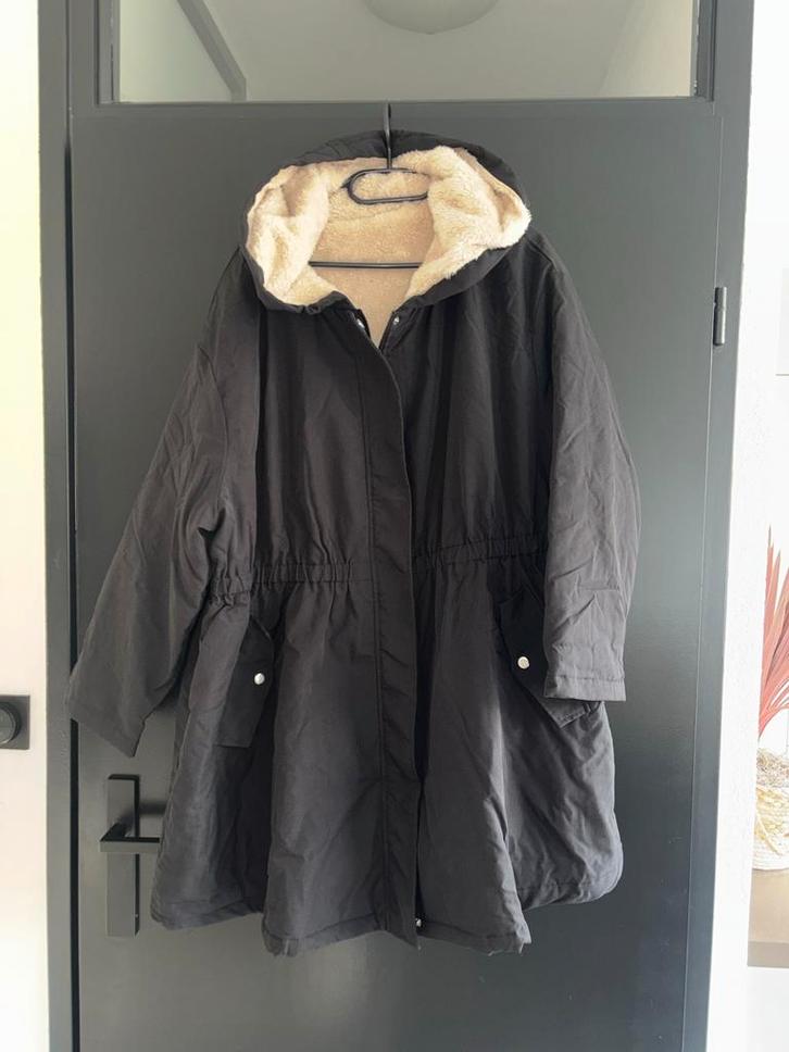 Zwarte winterjas met teddy voering en capuchon maat 52/54, Kleding | Dames, Jassen | Zomer, Zo goed als nieuw, Maat 38/40 (M)