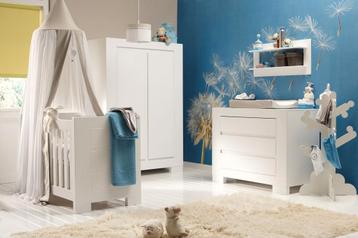 Babykamer kast ledikant commode  beschikbaar voor biedingen