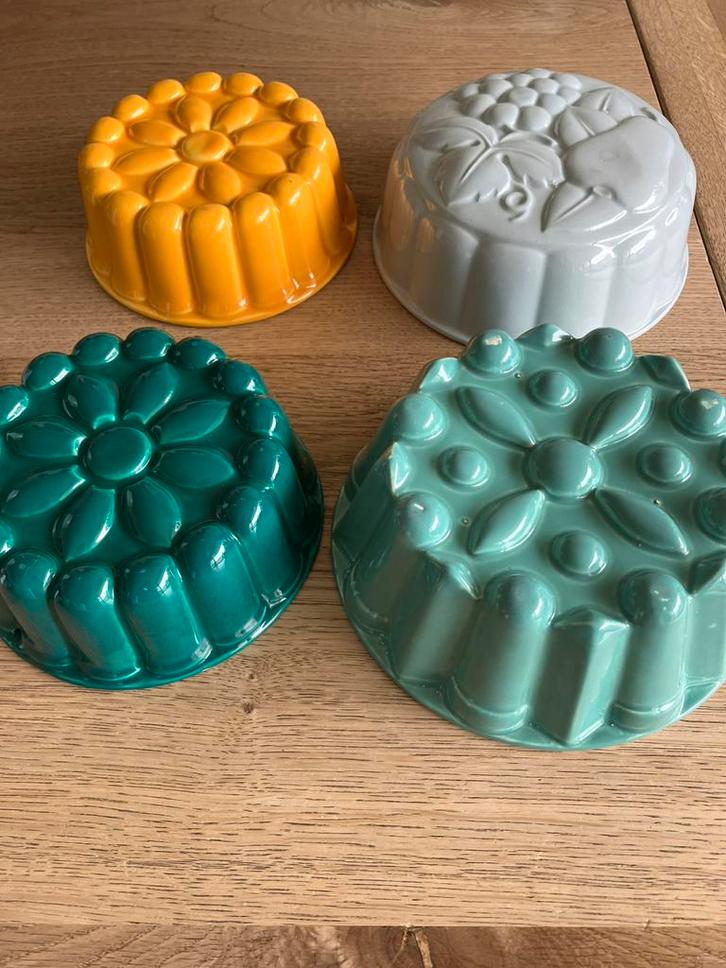 4 prachtige oude originele en kleurrijke puddingvormen, Huis en Inrichting, Keuken | Servies, Zo goed als nieuw, Schaal of Schalen