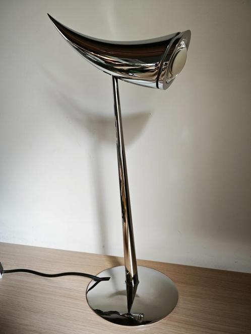 Design Tafellamp - Ara door Philippe Starck voor Flos (1988), Huis en Inrichting, Lampen | Tafellampen, Zo goed als nieuw, 50 tot 75 cm