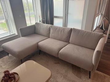 Beige bank beschikbaar voor biedingen