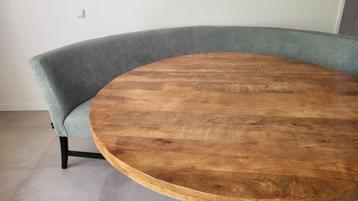 Ronde eettafel 150cm met halfronde teddy bank beschikbaar voor biedingen