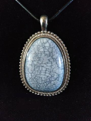 Gemarmerde, Turquoise Edelsteen Hanger met zwart wax-koord beschikbaar voor biedingen
