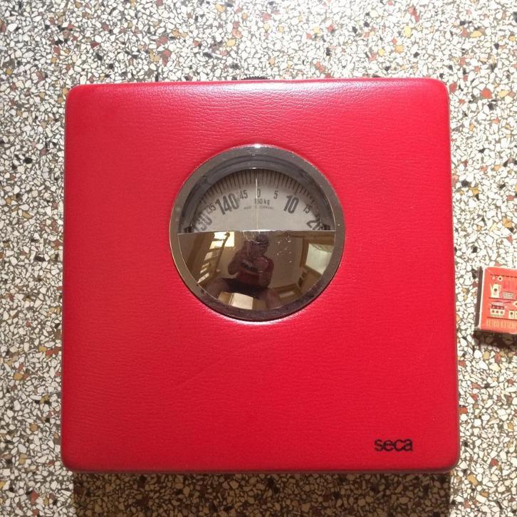 Seca rode weegschaal vintage 145 kilo rood skai jaren 70, Witgoed en Apparatuur, Weegschalen, Gebruikt, Personenweegschaal, 500 gram of grover