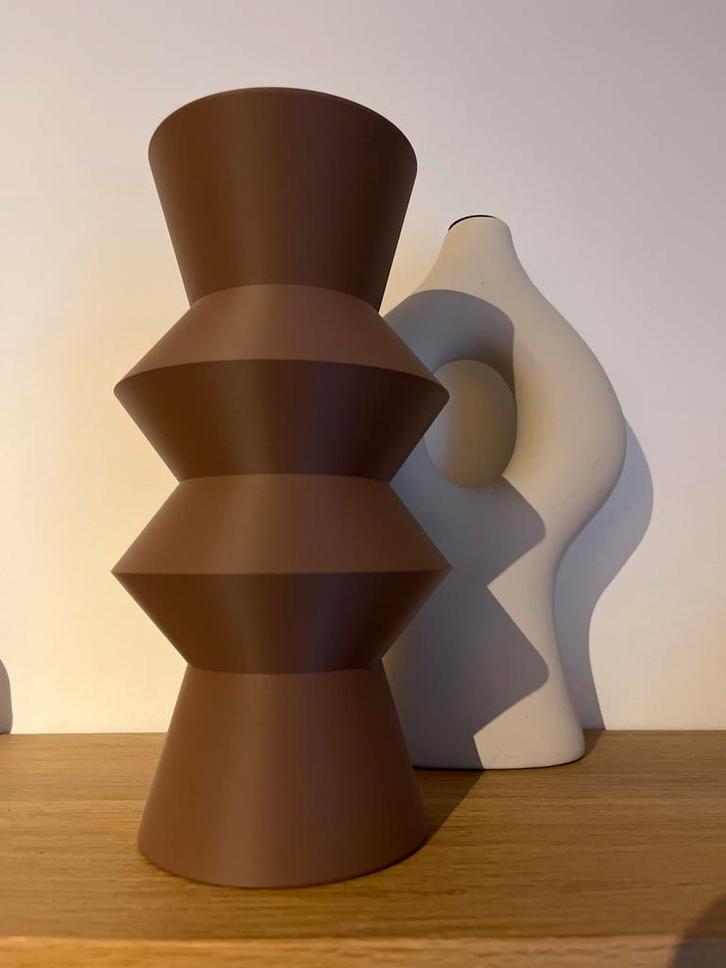 Japandi Bruine Vaas - 3D Geprint, Modern, Huis en Inrichting, Woonaccessoires | Vazen, Nieuw, Overige kleuren, Minder dan 50 cm
