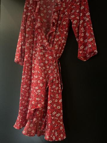 Rode bloemen overslagjurk beschikbaar voor biedingen