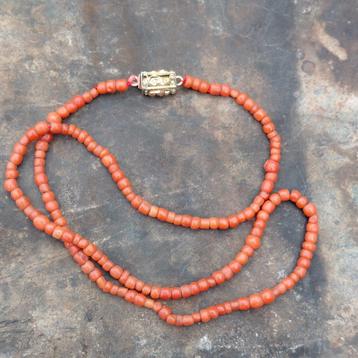 Antieke Bloedkoraal Ketting met Gouden Slot beschikbaar voor biedingen