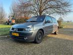 Renault Clio 1.6 16V 2003 (APK 8 december 2026), Auto's, Renault, Voorwielaandrijving, 970 kg, 40 €/maand, 4 cilinders