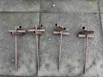 4 houders/geleiders voor platanen beschikbaar voor biedingen