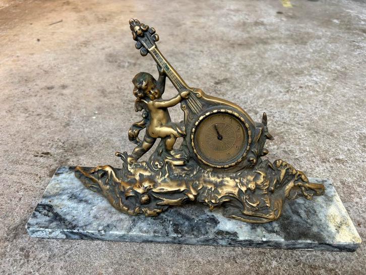 Antieke klok met engel op marmeren voet, Antiek en Kunst, Antiek | Klokken, Ophalen of Verzenden