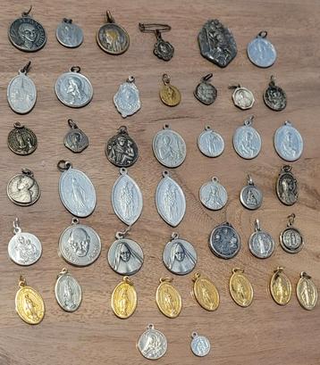 Grote verzameling heilig hangers beschikbaar voor biedingen