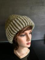 Handgebreide Muts van 100% schapenwol.Groen met wit, Ophalen of Verzenden, Nieuw, Maat 38/40 (M), Muts