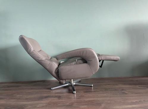 Nette grijze leren relax fauteuil / relax stoel op draaivoet, Huis en Inrichting, Fauteuils, Ophalen