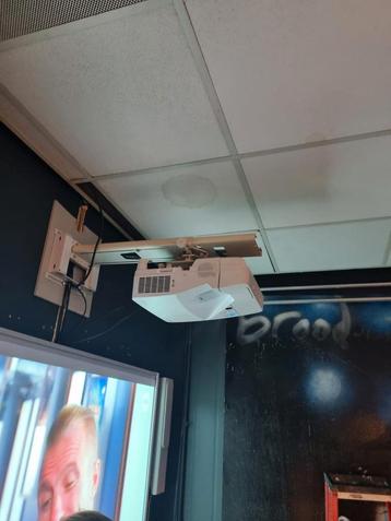 NEC BEAMER TYPE UM280W zie foto's en beschrijving  beschikbaar voor biedingen