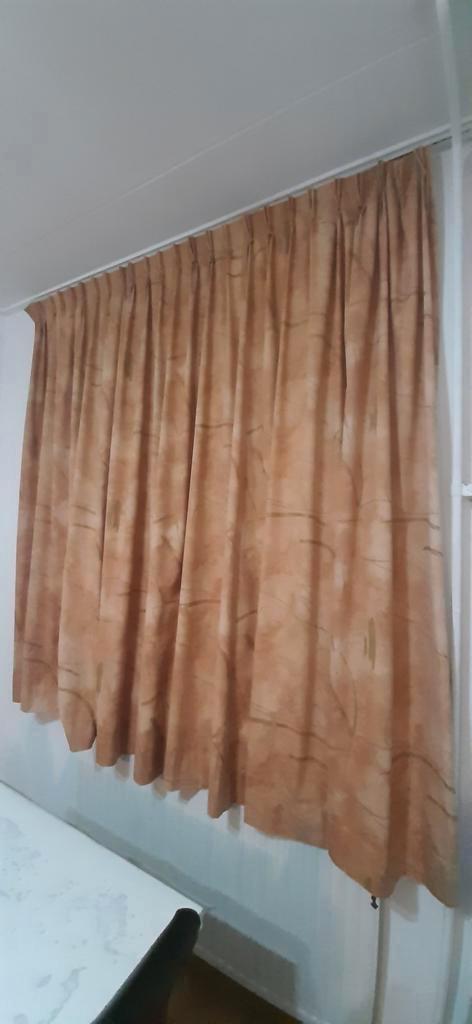 Netjes 2 groot stukken Gordijnen, Huis en Inrichting, Stoffering | Gordijnen en Lamellen, Zo goed als nieuw, 200 cm of meer, 200 cm of meer