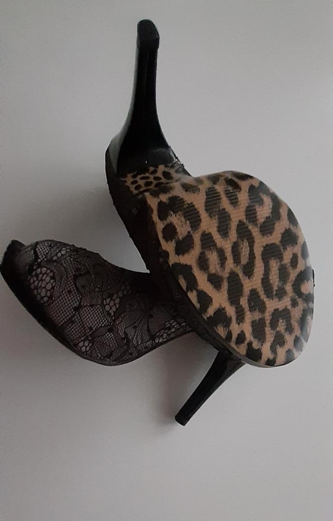 Pump/Hakken 38 met kantmotief en panterprint zool, Kleding | Dames, Schoenen, Zo goed als nieuw, Pumps, Zwart, Ophalen of Verzenden