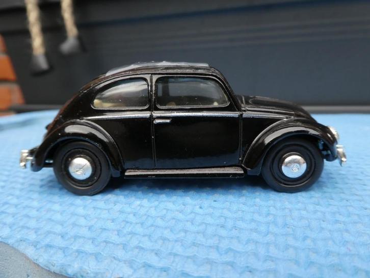 VW kever 1:43  zwart metaal / Engelse dubbeldekkers, Hobby en Vrije tijd, Modelauto's | 1:43, Nieuw, Auto, Overige merken, Ophalen of Verzenden