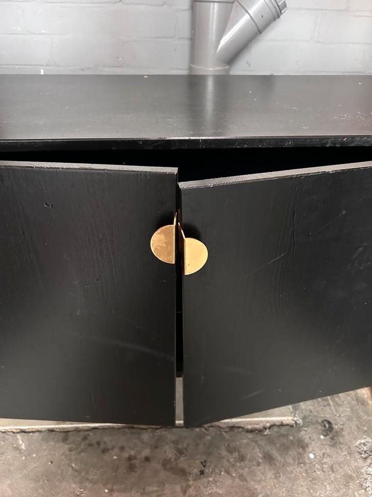Zwart dressoir met gouden hendels tv meubel, Huis en Inrichting, Kasten | Dressoirs, Gebruikt, 100 tot 150 cm, 25 tot 50 cm, Met deur(en)