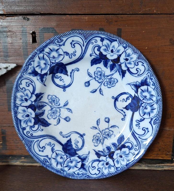 Creil et Montereau, antiek bord, décor Flora, Antiek en Kunst, Antiek | Servies los, Ophalen of Verzenden