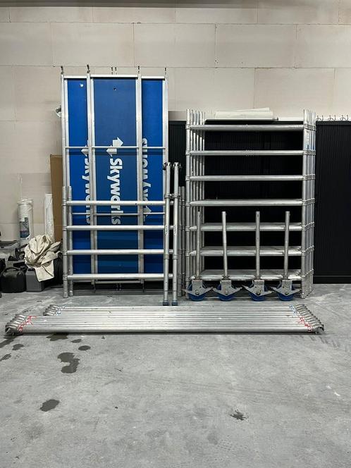 Skyworks rolsteiger bijna zo goed als nieuw! werkhoogte 8,2, Doe-het-zelf en Verbouw, Steigers, Zo goed als nieuw, Rolsteiger of Kamersteiger