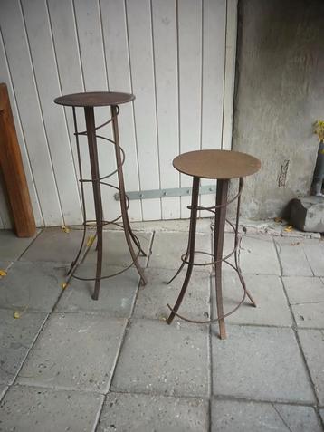 Twee standaards. Roestig beschikbaar voor biedingen