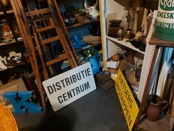 Leuk vintage reclamebord voor een verdeelcentrum beschikbaar voor biedingen