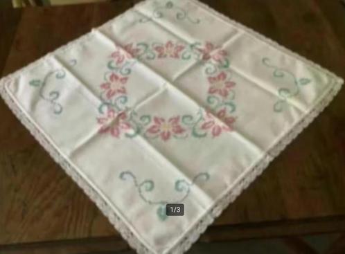 Wit dekservet, tafellaken geborduurde bloemen kant; 63x63 cm, Huis en Inrichting, Tafelkleden, Zo goed als nieuw, Vierkant, Binnen