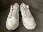 Nike Dunk Low Lichtgrijs/Wit - Maat 41, Kleding | Dames, Schoenen, Ophalen of Verzenden, Gedragen, Grijs, Sneakers of Gympen