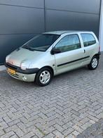 Renault Twingo INITIALE met slechts 33.276 km uniek!, Auto's, Voorwielaandrijving, 600 kg, Handgeschakeld, Grijs