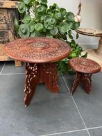 2 Indiase houtsnijwerk tafeltjes massief teak India handwerk, Antiek en Kunst, Antiek | Meubels | Tafels, Ophalen of Verzenden