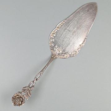 Taartschep van zilver met gestileerde rozen decoratie beschikbaar voor biedingen