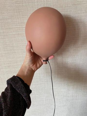 Prachtige Byon ballon dusty red (oudroze) beschikbaar voor biedingen