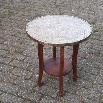 Antiek, laag rooktafeltje / bijzettafeltje met messing blad beschikbaar voor biedingen